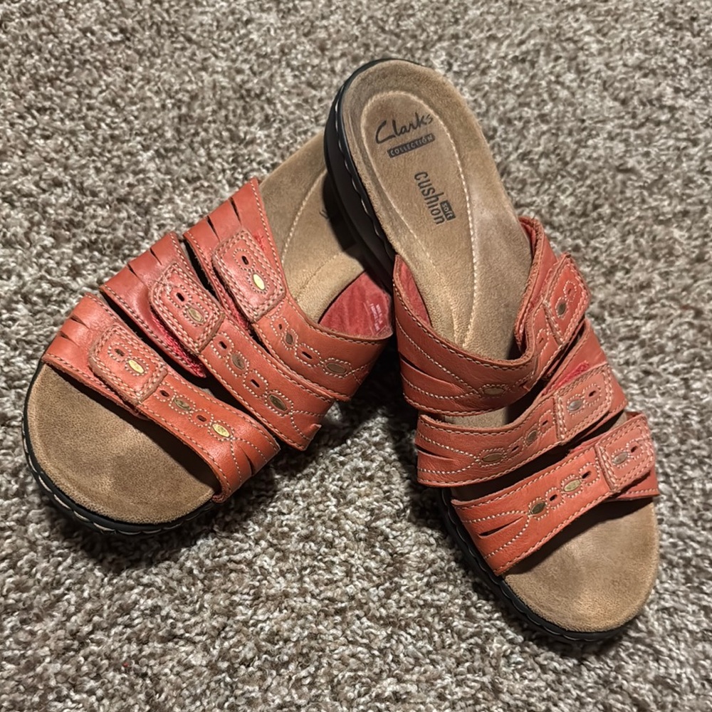 Clark’s Collection soft cushion Velcro-adjustable orange slide-on sandals (7.5)